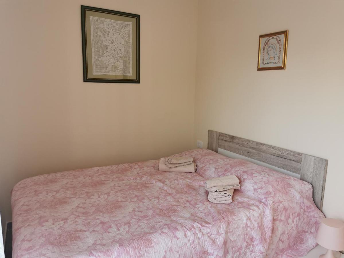 Romantic Apartment For Two On The Sea Zambratija  Bagian luar foto